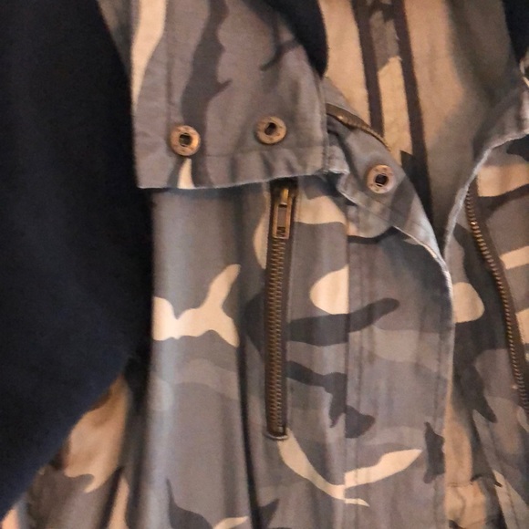 Camouflage Jacket with Black Sweatshirt Sleeves - Picture 4 of 7